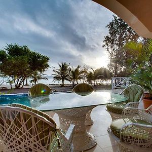 Pool Two-Bedroom Beachfront House